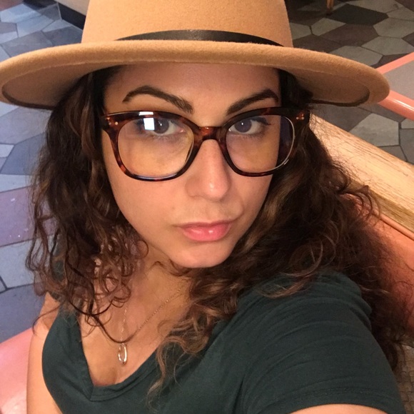 Meet your Posher, Rena - Picture 2 of 3